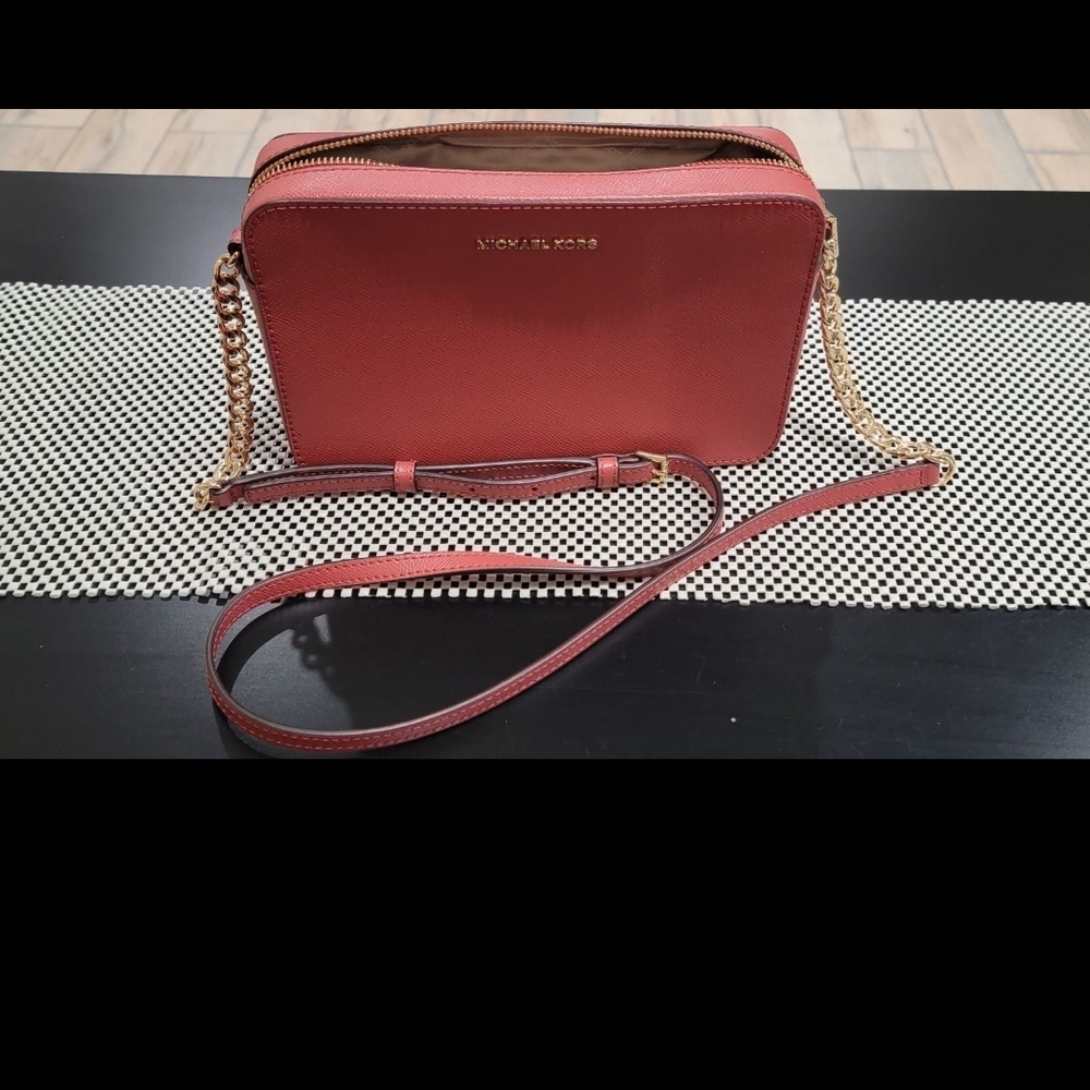 MICHAEL KORS CROSSBODYY!!